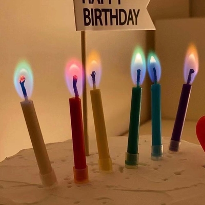 पार्टी सजावट और जन्मदिन समारोह के लिए क्रिएटिव इंद्रधनुष लौ मोमबत्ती